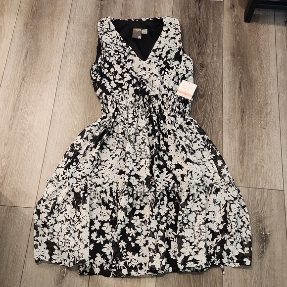 Taylor Dresses & Skirts - Taylor Dress